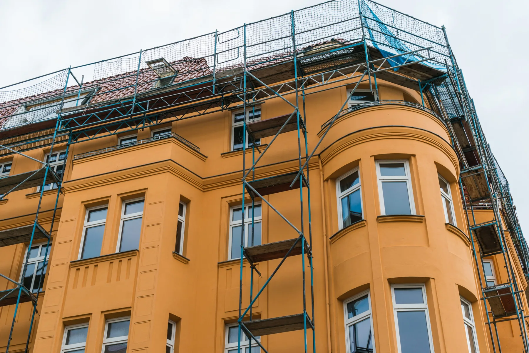 Eingerüsteter Altbau während der Fassadensanierung