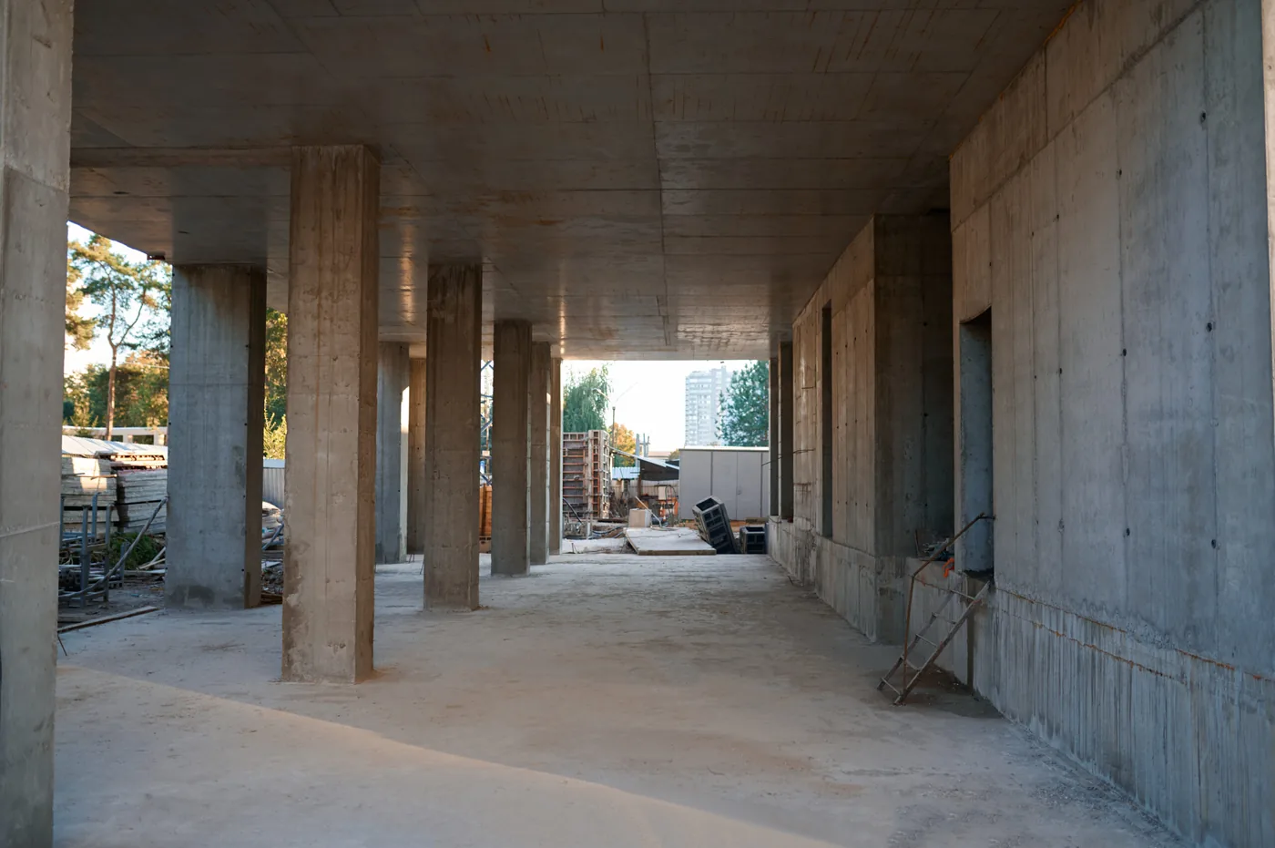 Sichtbetonstützen vor der Betonsanierung