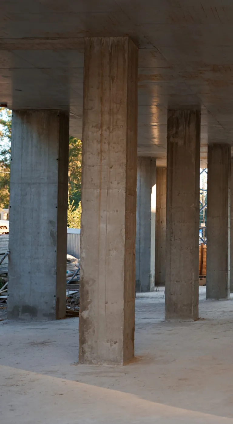 Betonstütze im Detail vor der Instandsetzung